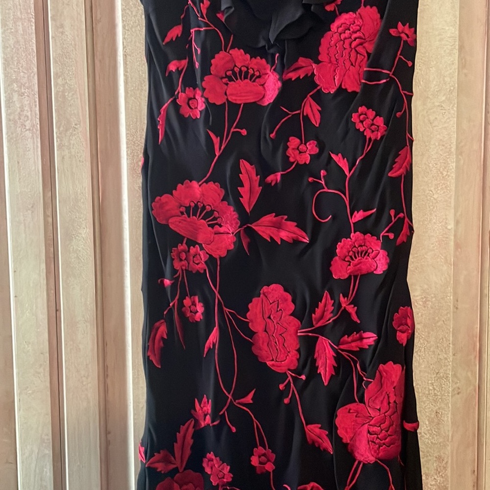 Gorgeous fitted black dress with embroidery red roses. - Picture 4 of 6